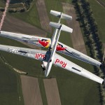 опасный полет парашютистов в небе Австрии
